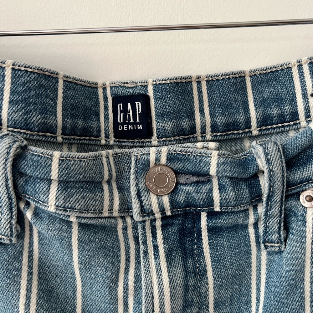 GAP Denim High Rise Mom Jean Shorts Railroad Stripe Pinstripe | Size 12/31 - Picture 3 of 4